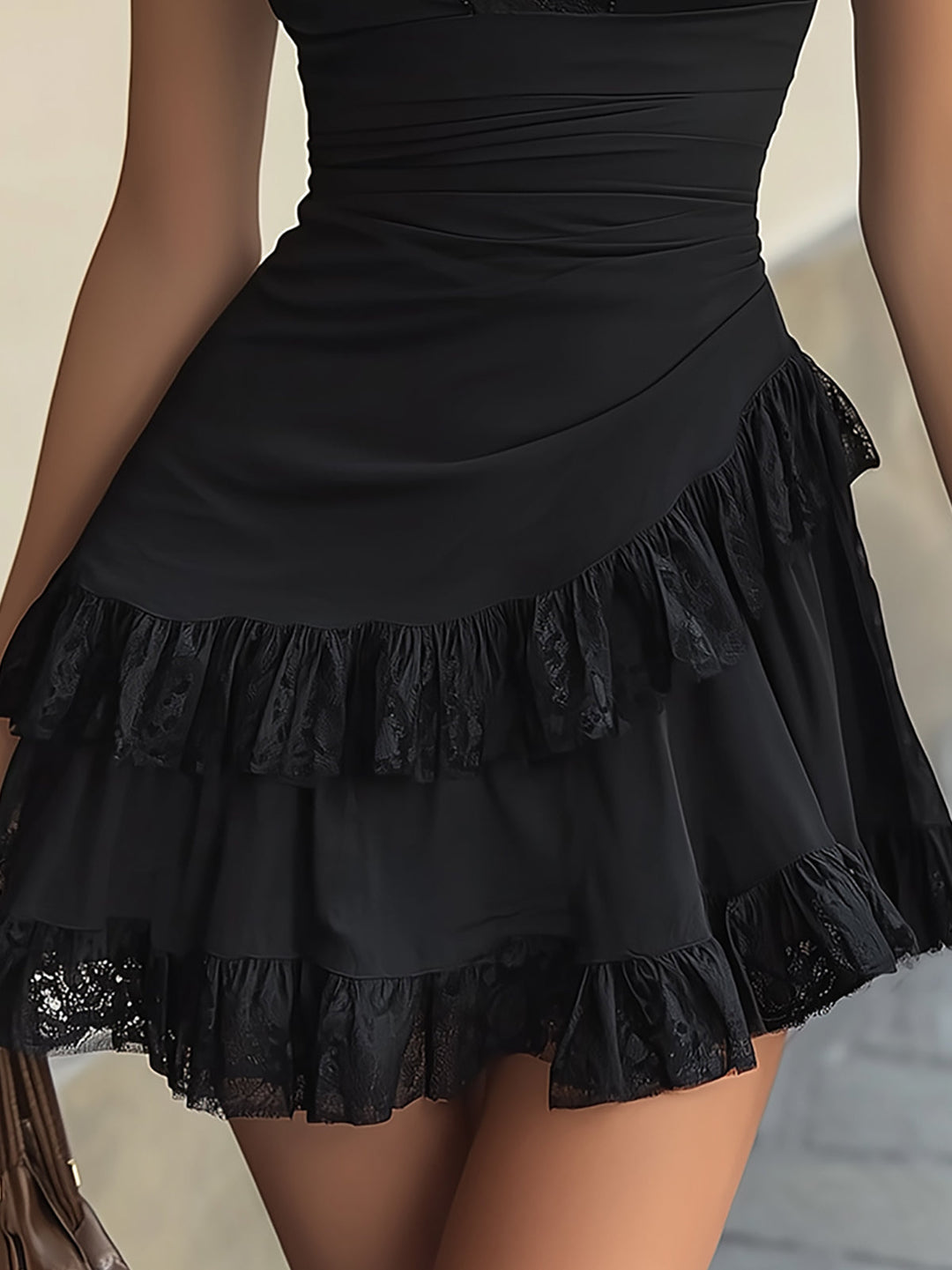 Estelle | Robe Mini à Volants en Dentelle Noire et Décolleté en V