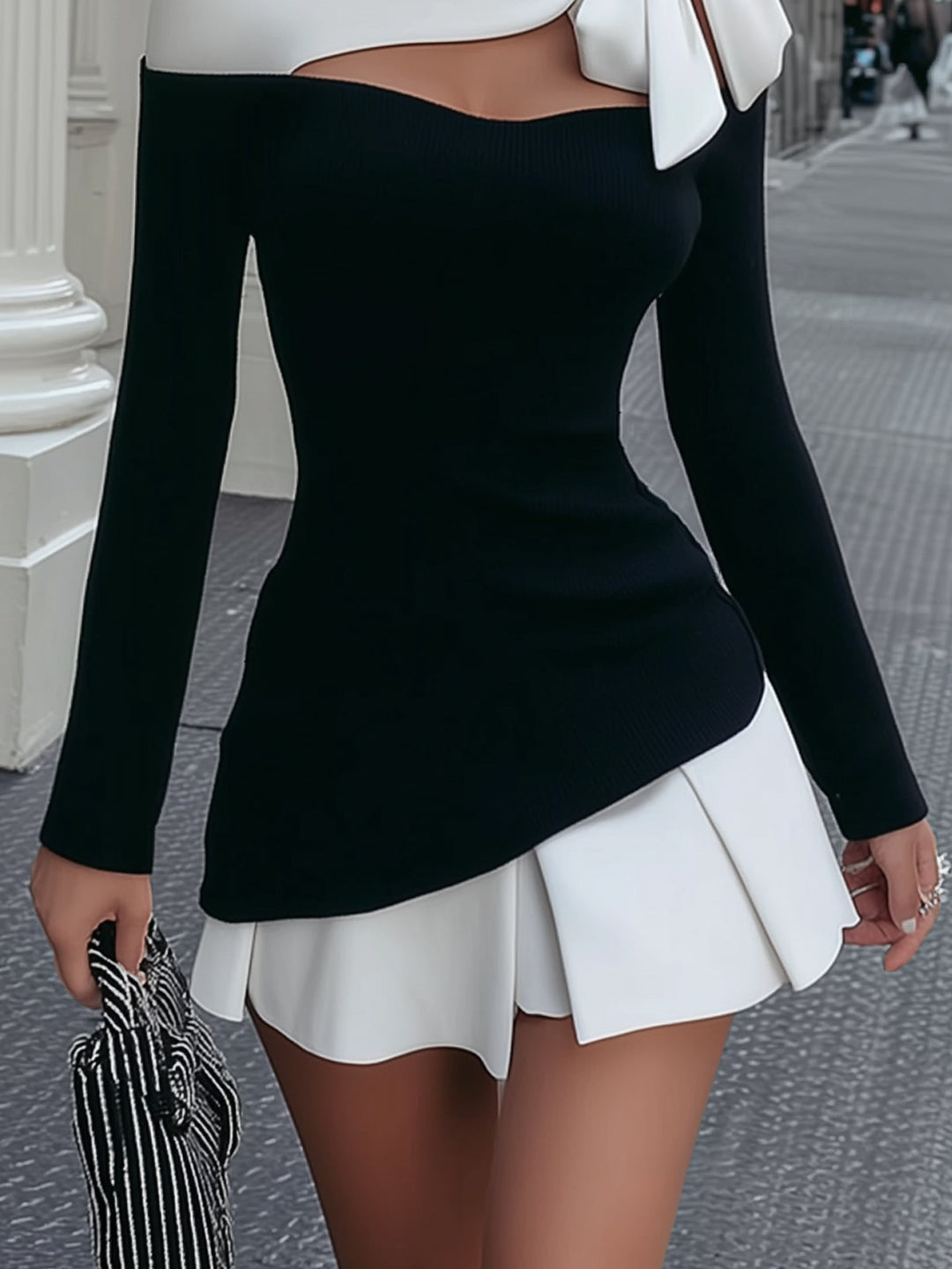 Faustine | Robe Mini Blanche et Noire avec Bretelles et Nœud Cousu