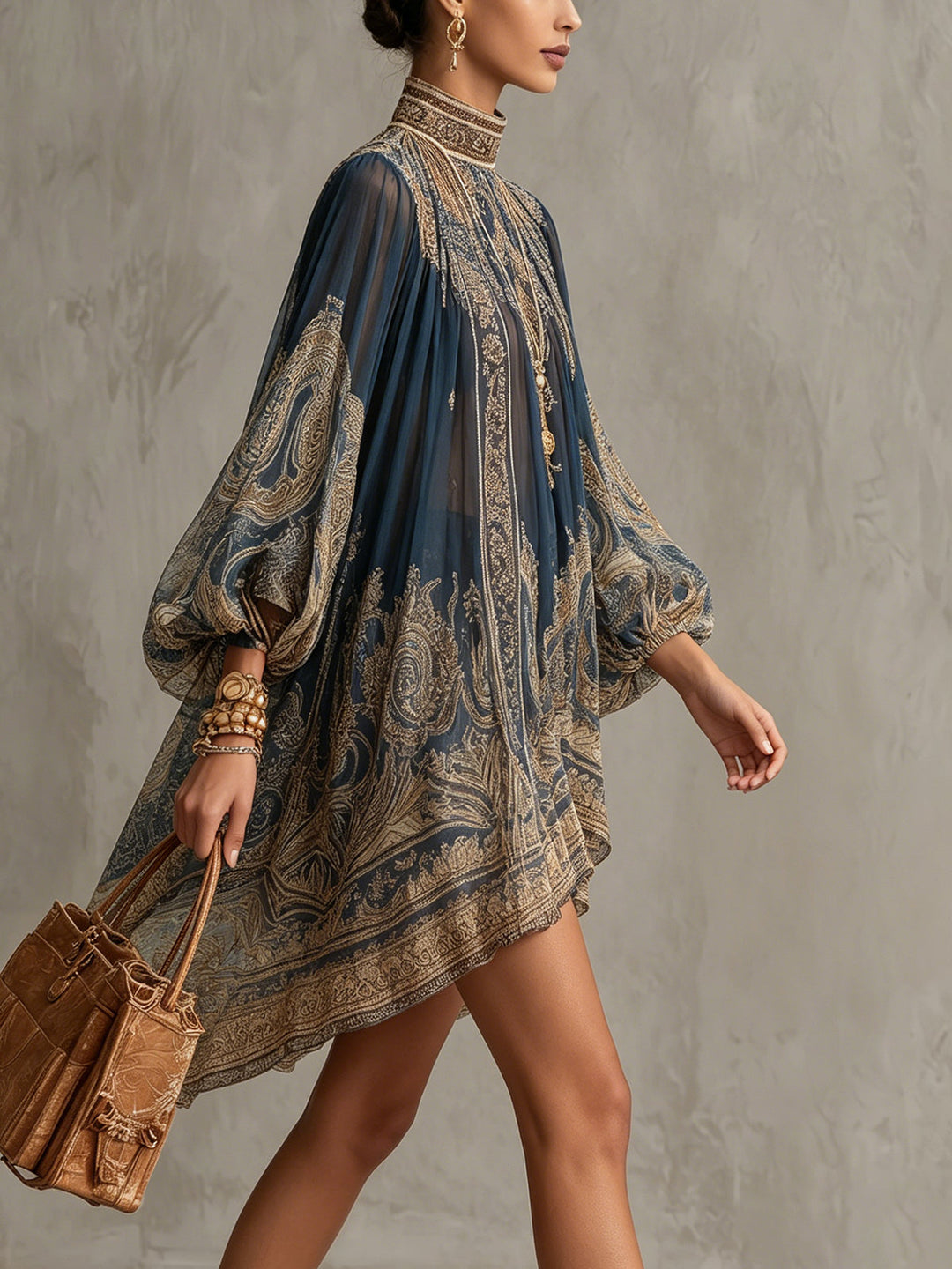 Bérénice | Robe Mini en Mousseline Asymétrique avec Imprimé Baroque Bleu Marine et Col Haut