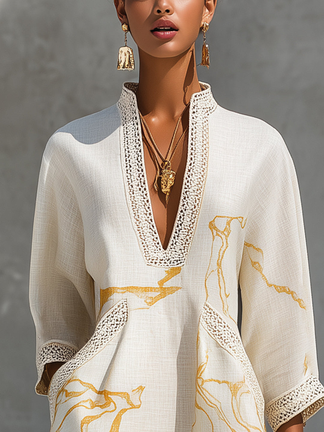 Aliénor | Robe Mini en Dentelle au Crochet Ivoire avec Motifs Dorés et Décolleté en V
