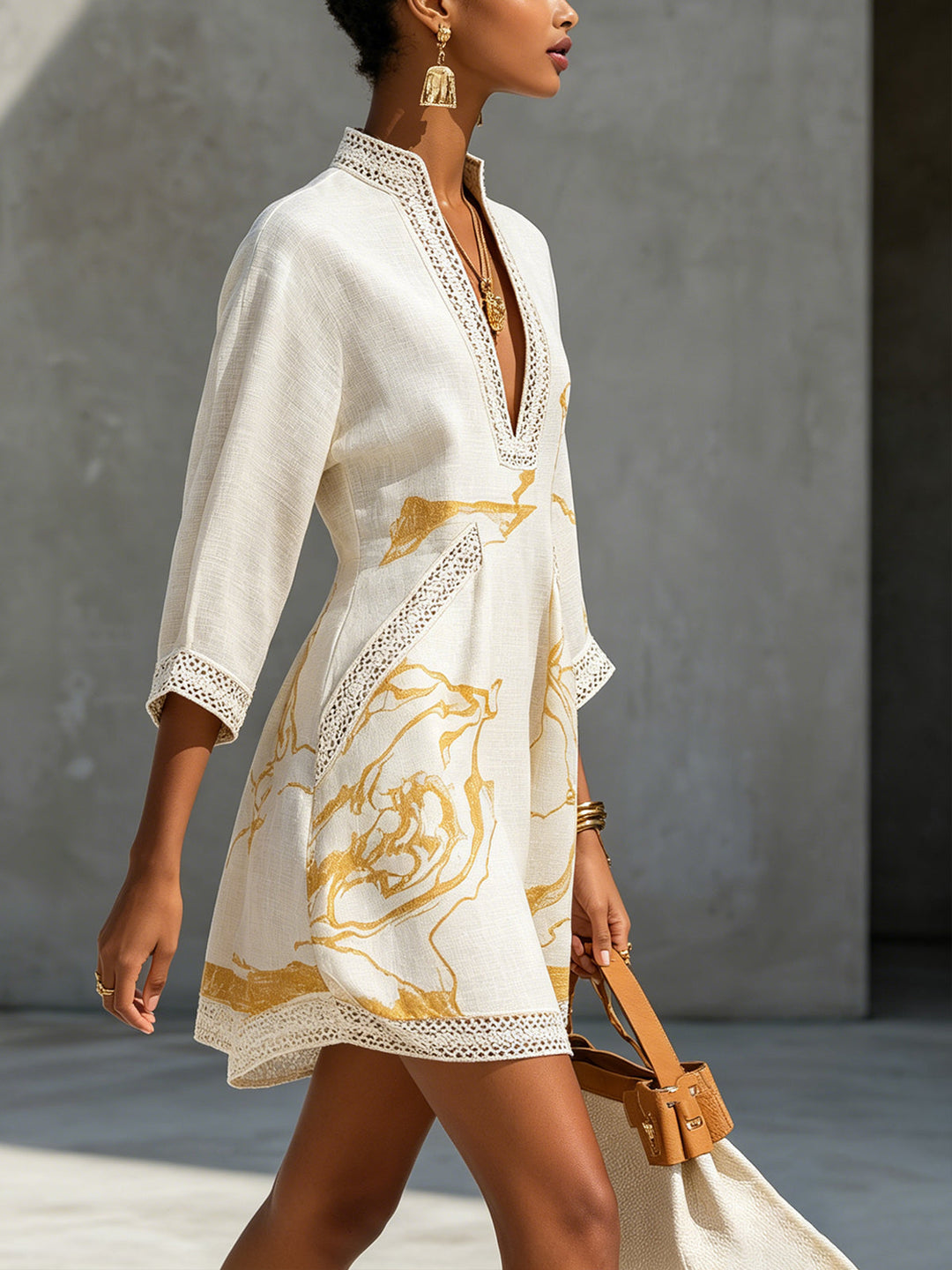 Aliénor | Robe Mini en Dentelle au Crochet Ivoire avec Motifs Dorés et Décolleté en V
