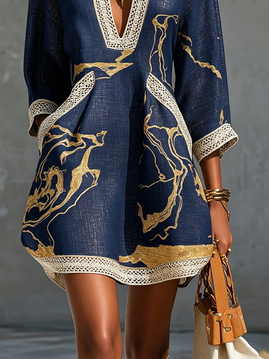 Cosette | Robe Mini en Dentelle au Crochet Bleu Marine avec Motifs Dorés et Décolleté en V