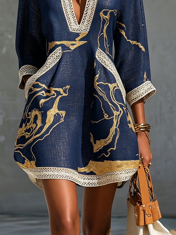 Cosette | Robe Mini en Dentelle au Crochet Bleu Marine avec Motifs Dorés et Décolleté en V