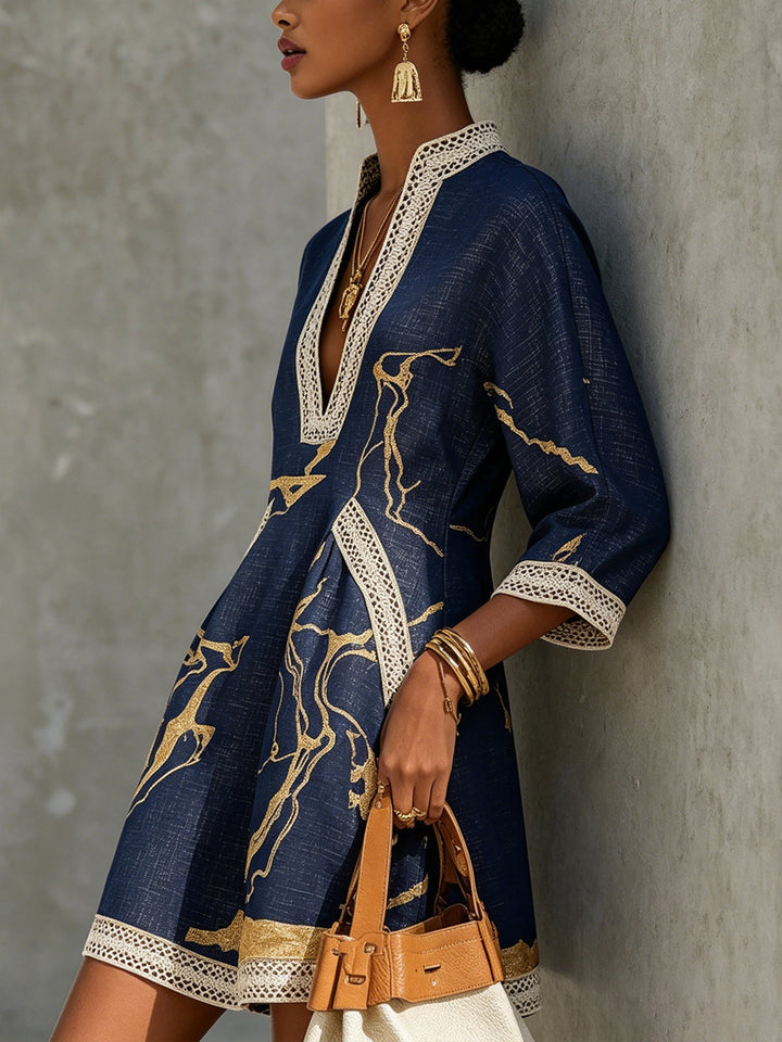 Cosette | Robe Mini en Dentelle au Crochet Bleu Marine avec Motifs Dorés et Décolleté en V