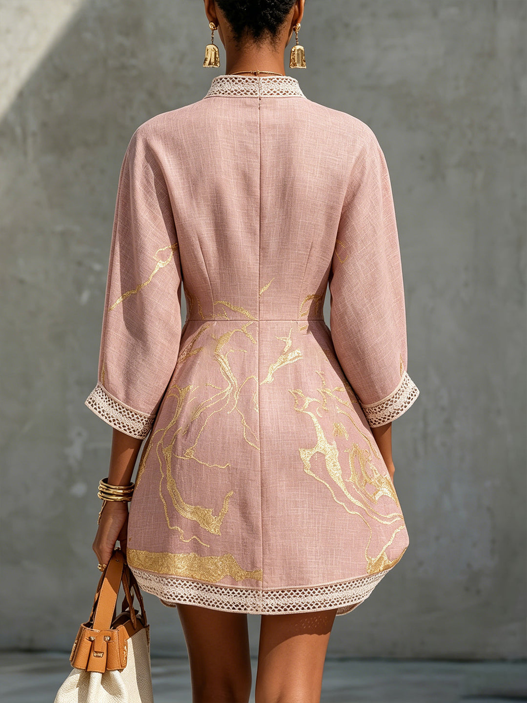 Ninon | Robe Mini en Dentelle au Crochet Rose avec Motifs Dorés et Décolleté en V