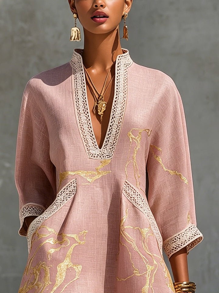 Ninon | Robe Mini en Dentelle au Crochet Rose avec Motifs Dorés et Décolleté en V